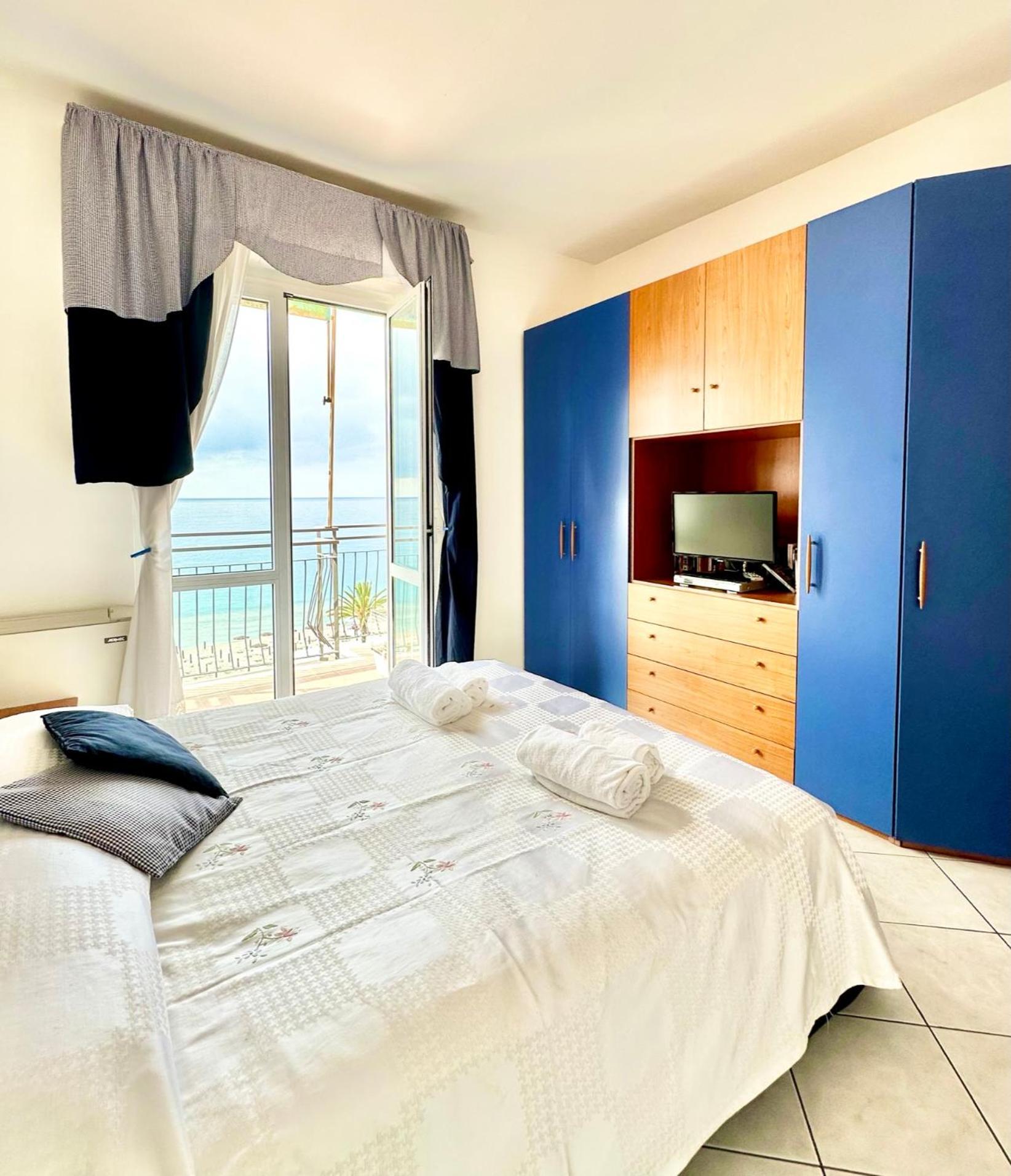 Hostdomus - Pietra Blu Apartment Pietra Ligure Exterior photo